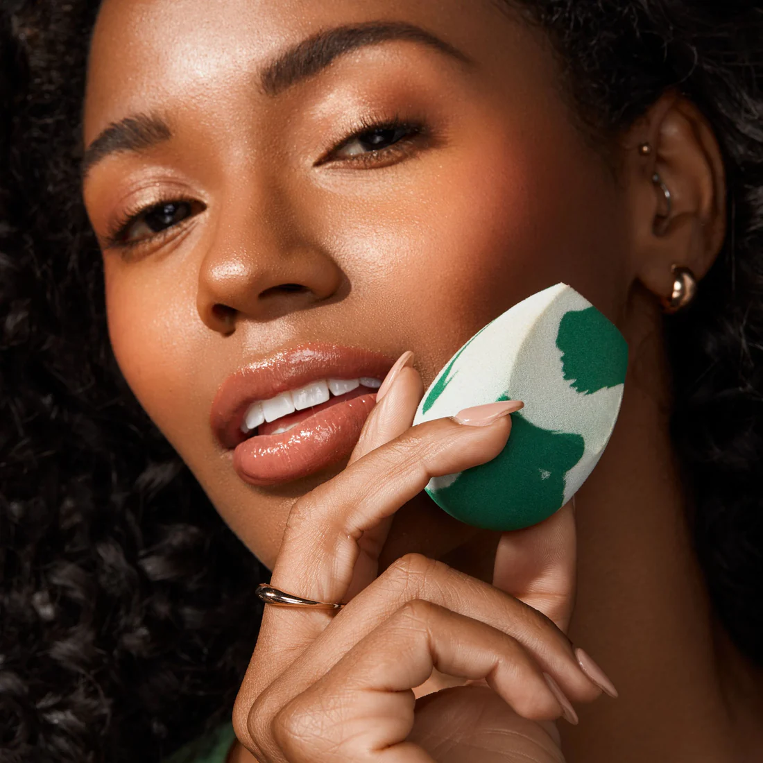 EcoTools makeup brushes and a sponge in its packaging - Image 6
